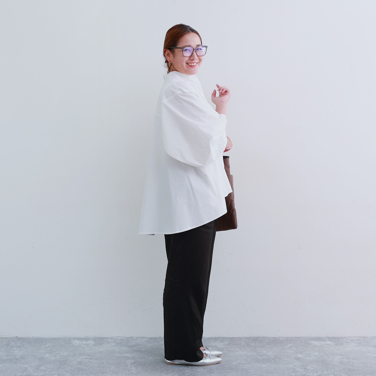 秋服にゆるっとシフトチェンジ。「なぜか毎年、着るものがない！」端境期にぴったりなブラウスをスタッフが着てみました