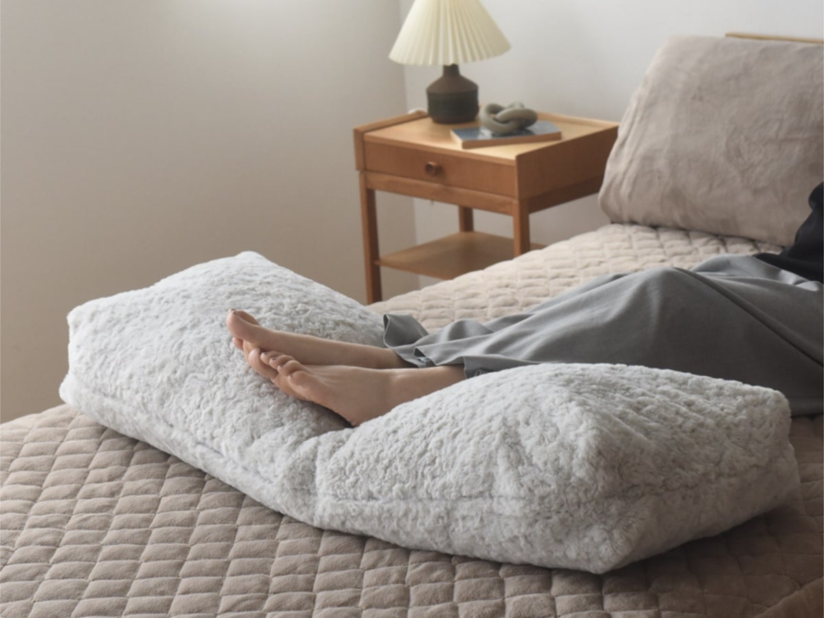 あの布団収納ケースに新素材、ふわもこボアの『くるくるファー』誕生！秋冬インテリアにぴったりのラグも一緒に新登場