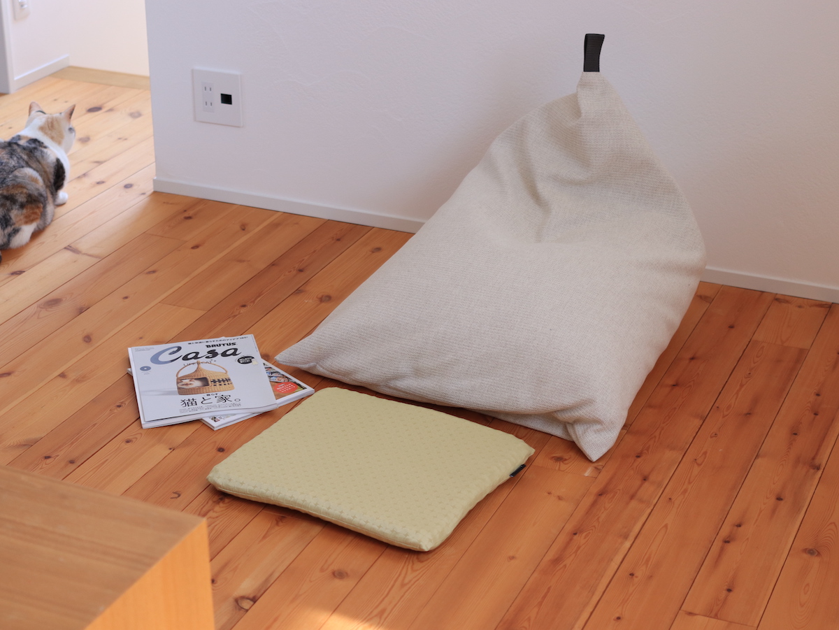 腰イタタ…の救世主！スタッフも愛用の『無重力クッション』、インテリアに馴染む愛用風景をご紹介