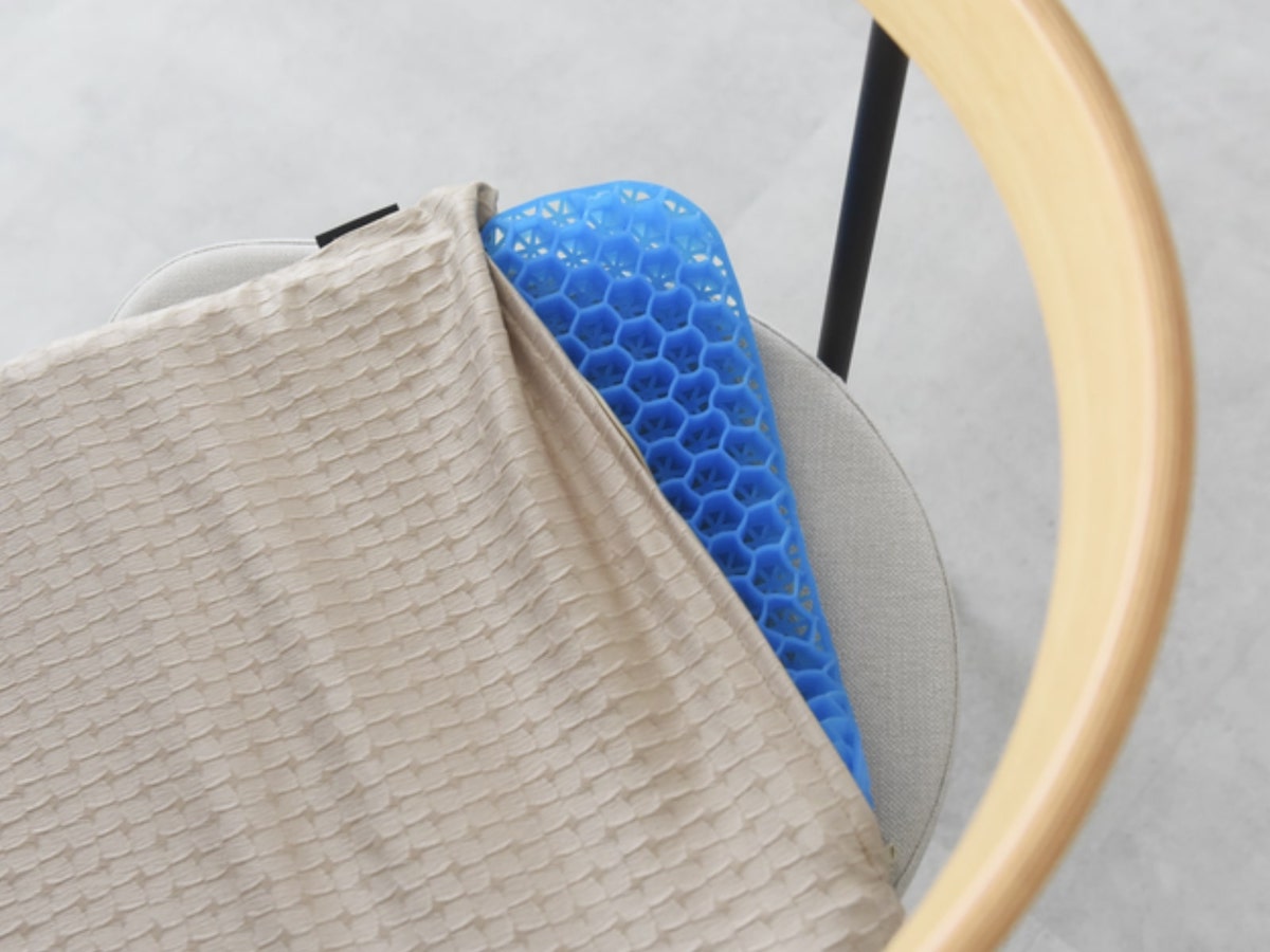 腰イタタ…の救世主！スタッフも愛用の『無重力クッション』、インテリアに馴染む愛用風景をご紹介