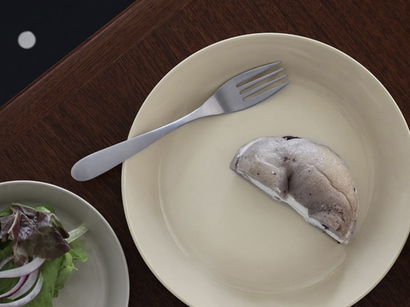 「こう見えて落としても安心！」子どもと暮らすインスタグラマーさんも太鼓判、完売人気の陶器見えプレート実用レポ