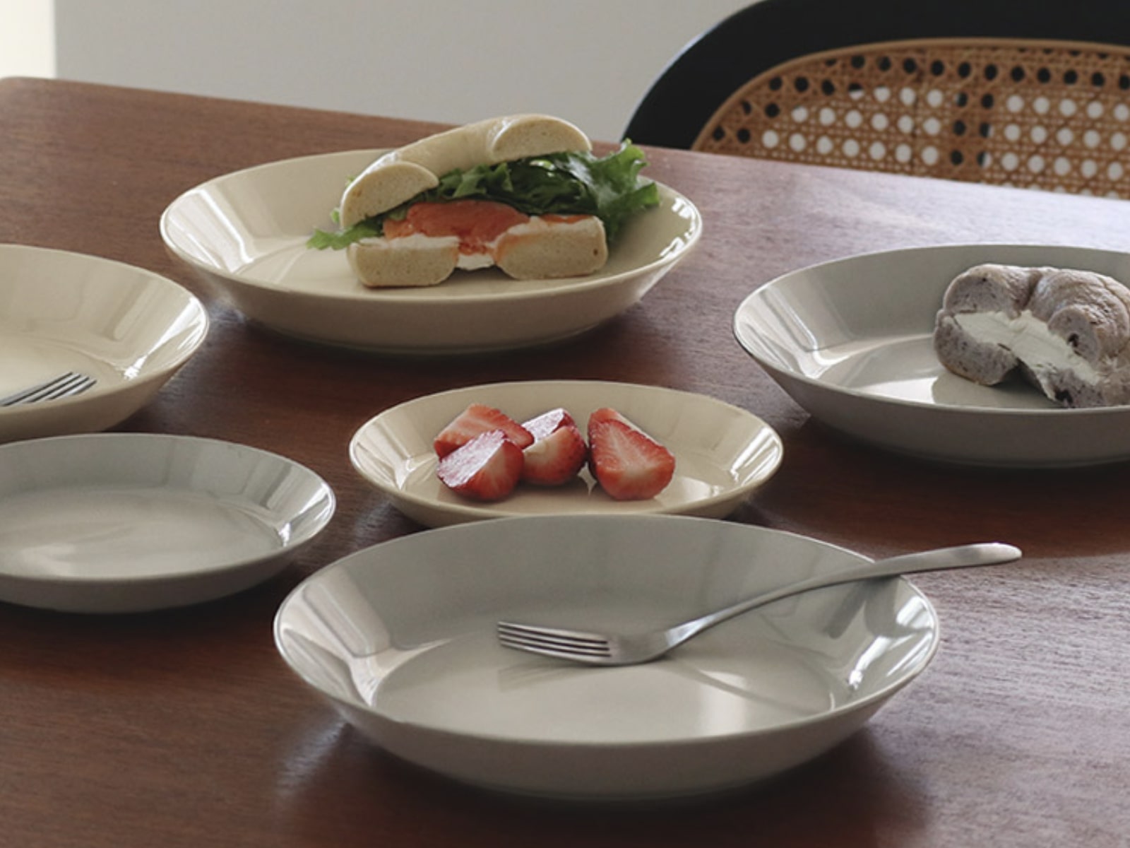 「こう見えて落としても安心！」子どもと暮らすインスタグラマーさんも太鼓判、完売人気の陶器見えプレート実用レポ