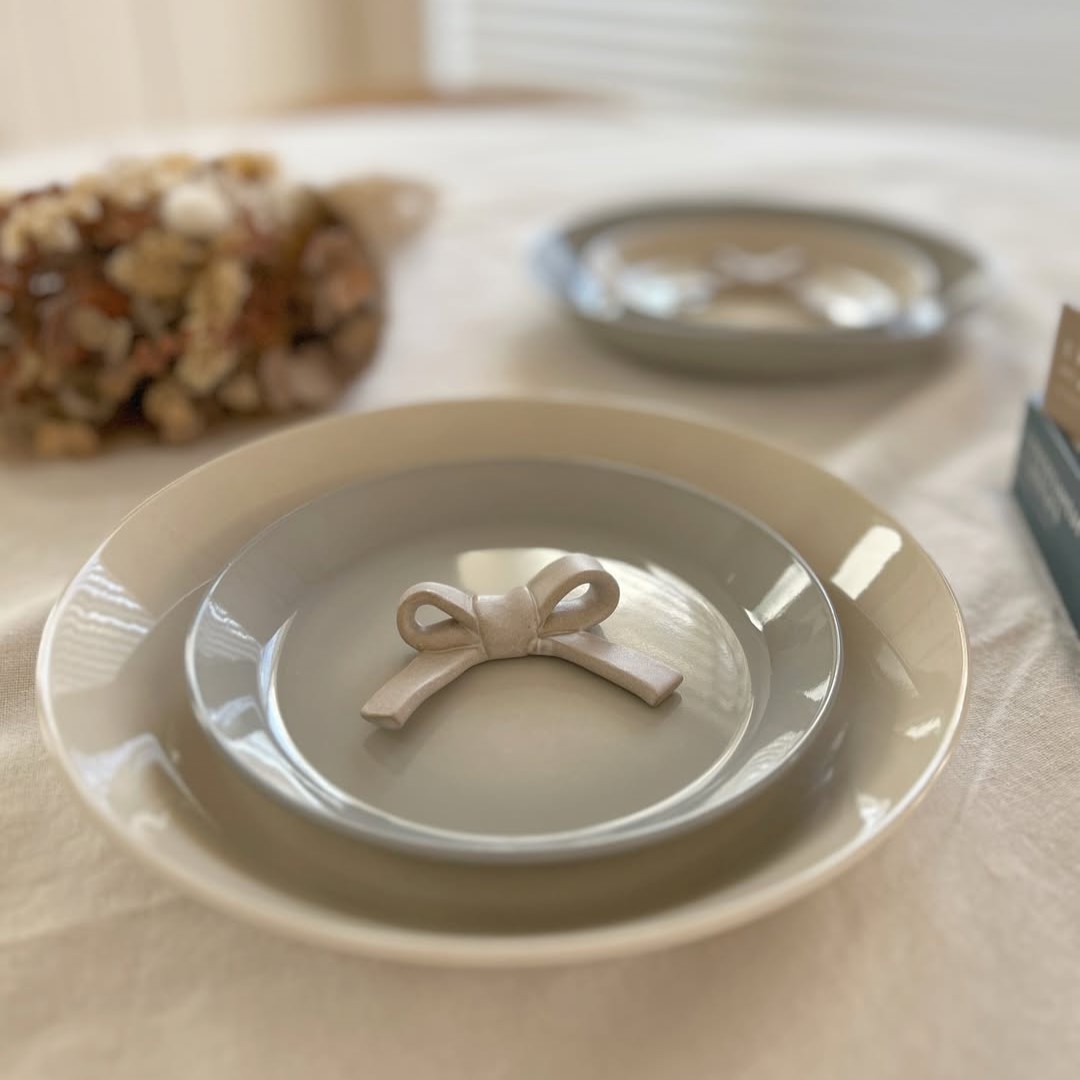 「こう見えて落としても安心！」子どもと暮らすインスタグラマーさんも太鼓判、完売人気の陶器見えプレート実用レポ