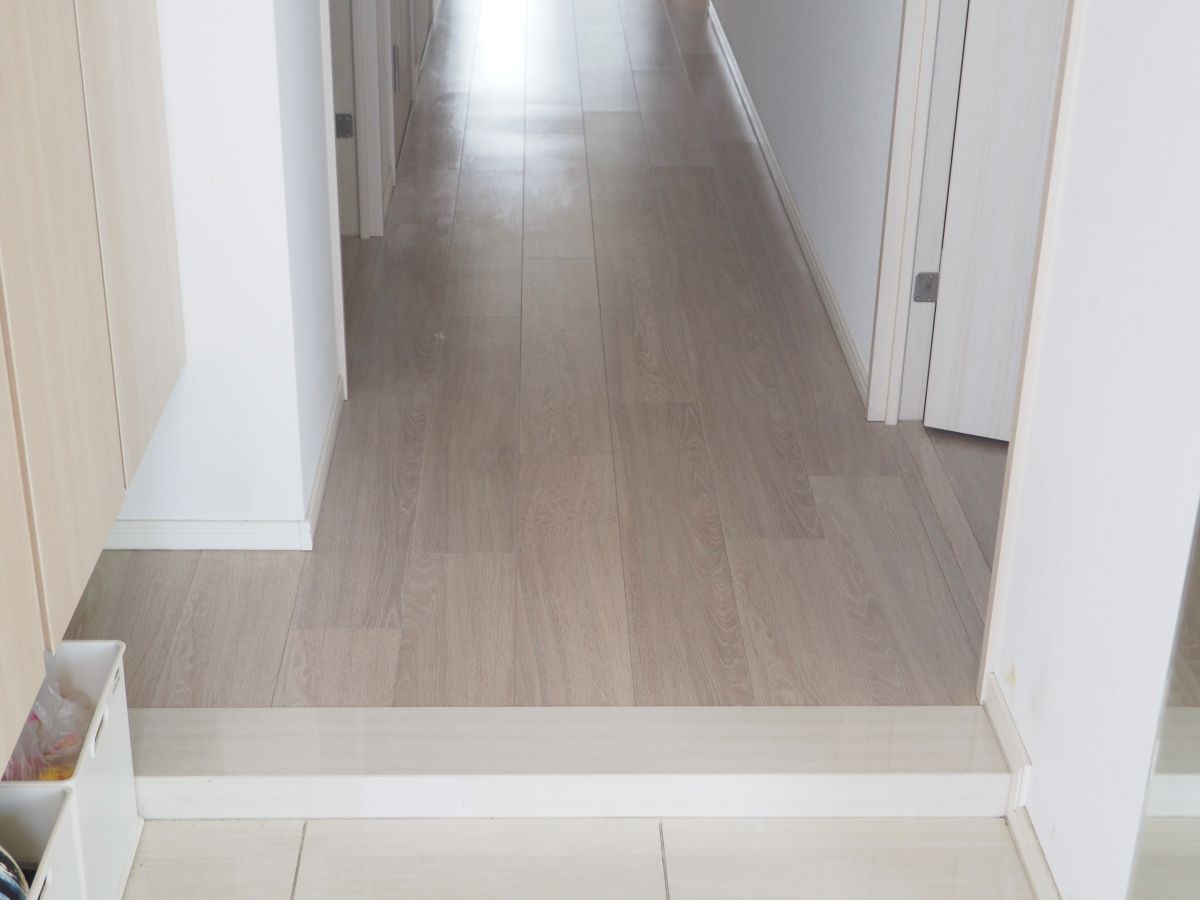 玄関に敷いたり、リビングでくつろぐときにも。「アートのようなラグマット」を暮らしに取り入れてみた話