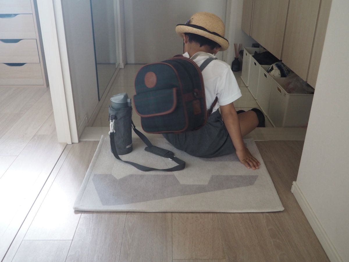 玄関に敷いたり、リビングでくつろぐときにも。「アートのようなラグマット」を暮らしに取り入れてみた話