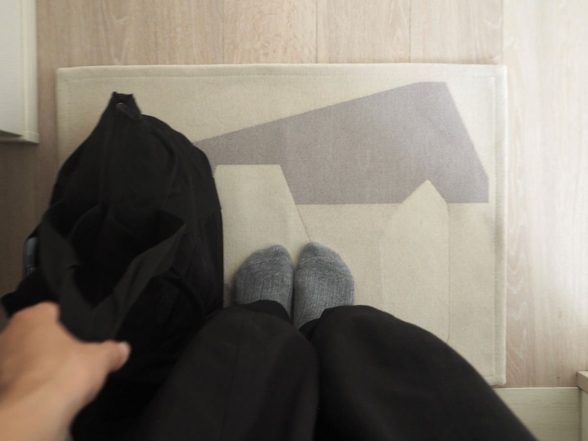 玄関に敷いたり、リビングでくつろぐときにも。「アートのようなラグマット」を暮らしに取り入れてみた話