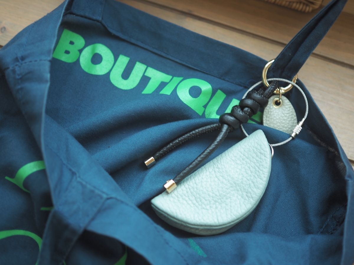 【検証】Agreable牛革チャームはどんなバッグにも合うのか！？スタッフが私物バッグで試してみました