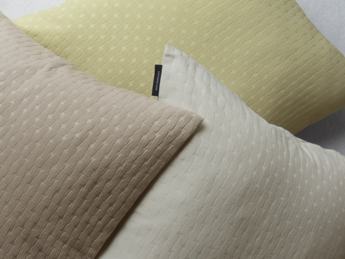 「シンプルすぎて、もはや殺風景」を卒業！クッションカバーではじめるお手軽模様替え【インスタグラマーさんのもの選び】