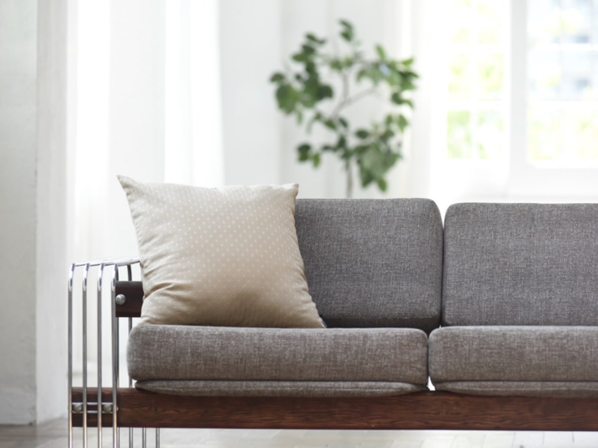 「シンプルすぎて、もはや殺風景」を卒業！クッションカバーではじめるお手軽模様替え【インスタグラマーさんのもの選び】