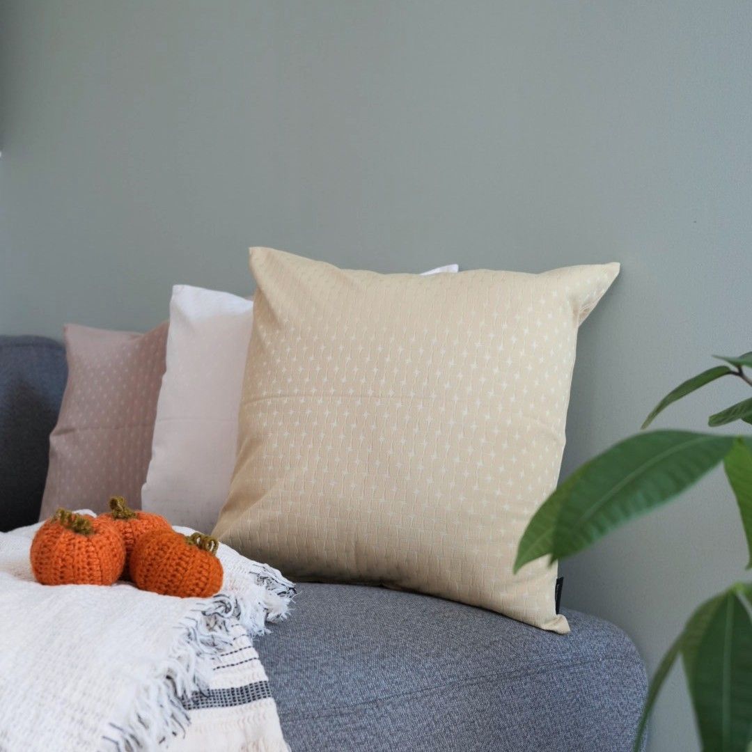 「シンプルすぎて、もはや殺風景」を卒業！クッションカバーではじめるお手軽模様替え【インスタグラマーさんのもの選び】