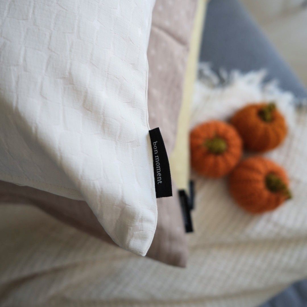 「シンプルすぎて、もはや殺風景」を卒業！クッションカバーではじめるお手軽模様替え【インスタグラマーさんのもの選び】