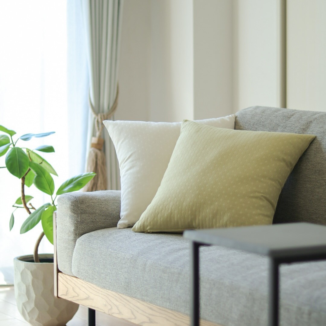 「シンプルすぎて、もはや殺風景」を卒業！クッションカバーではじめるお手軽模様替え【インスタグラマーさんのもの選び】