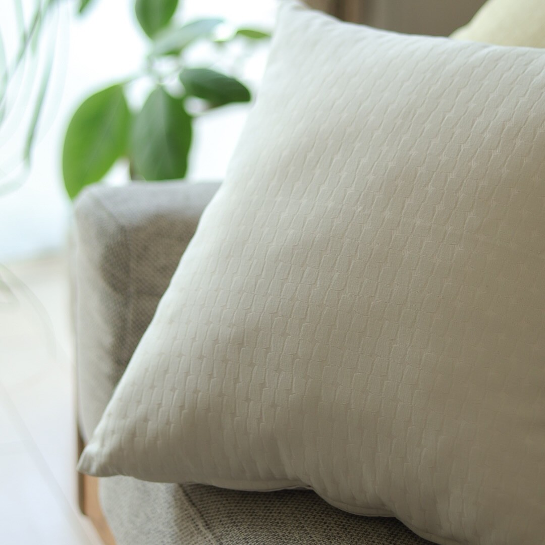 「シンプルすぎて、もはや殺風景」を卒業！クッションカバーではじめるお手軽模様替え【インスタグラマーさんのもの選び】