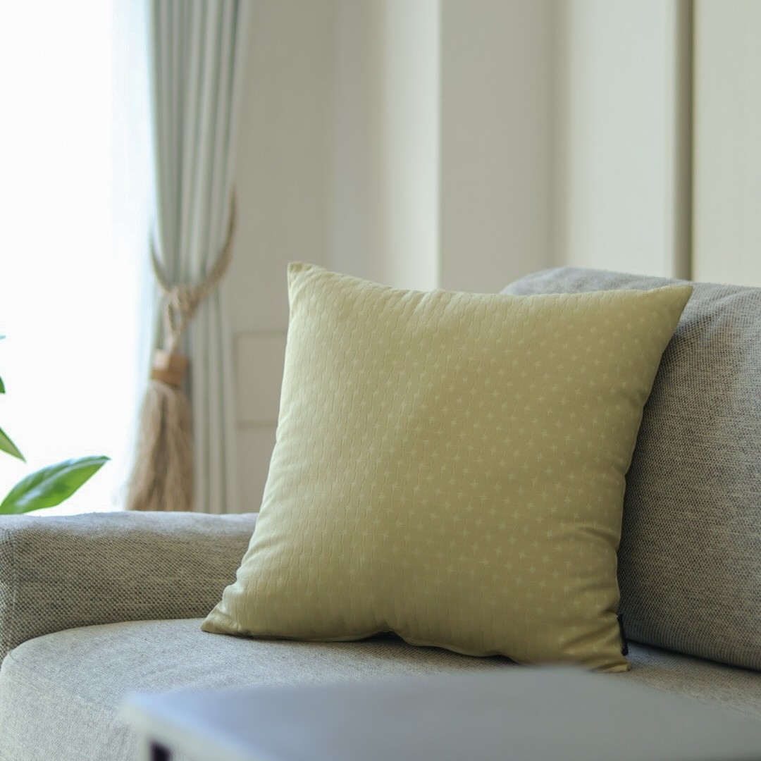 「シンプルすぎて、もはや殺風景」を卒業！クッションカバーではじめるお手軽模様替え【インスタグラマーさんのもの選び】