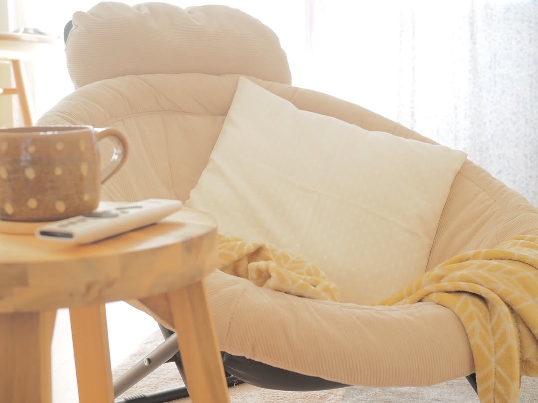 「シンプルすぎて、もはや殺風景」を卒業！クッションカバーではじめるお手軽模様替え【インスタグラマーさんのもの選び】