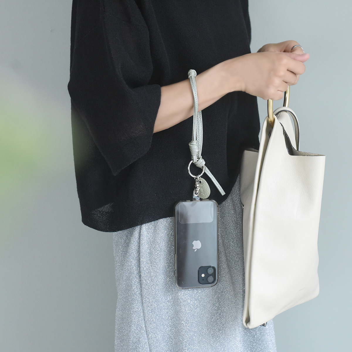 スマホは手首ぶら～んで快適に。シンプルで洗練された「本革スマホストラップ」をスタッフ続々愛用中