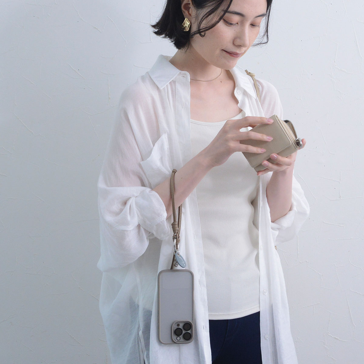 スマホは手首ぶら～んで快適に。シンプルで洗練された「本革スマホストラップ」をスタッフ続々愛用中