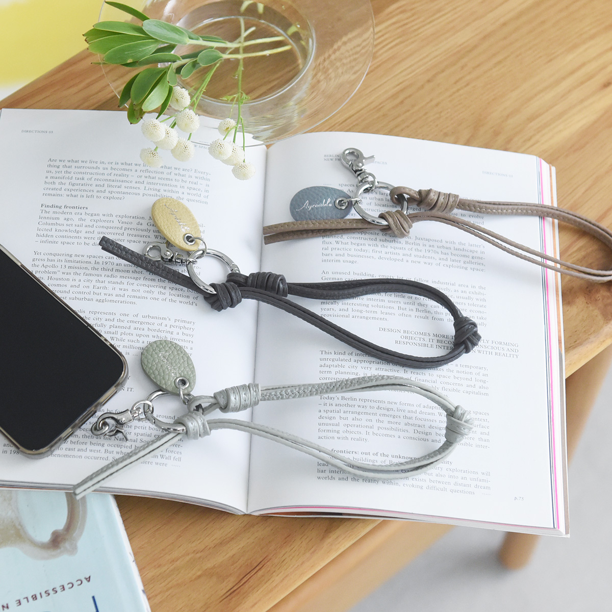 スマホは手首ぶら～んで快適に。シンプルで洗練された「本革スマホストラップ」をスタッフ続々愛用中