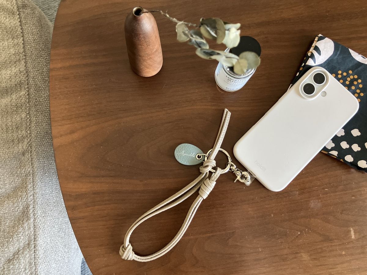 スマホは手首ぶら～んで快適に。シンプルで洗練された「本革スマホストラップ」をスタッフ続々愛用中