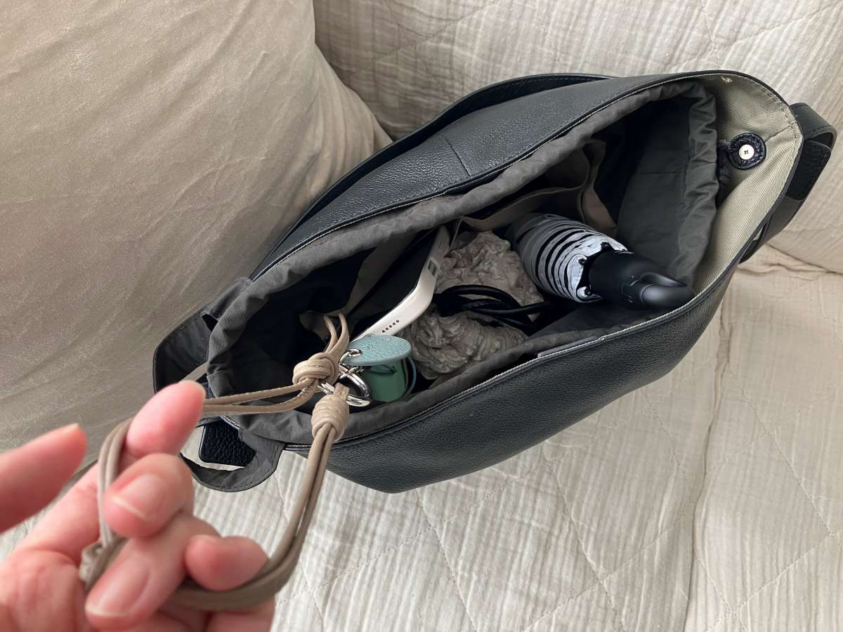 スマホは手首ぶら～んで快適に。シンプルで洗練された「本革スマホストラップ」をスタッフ続々愛用中