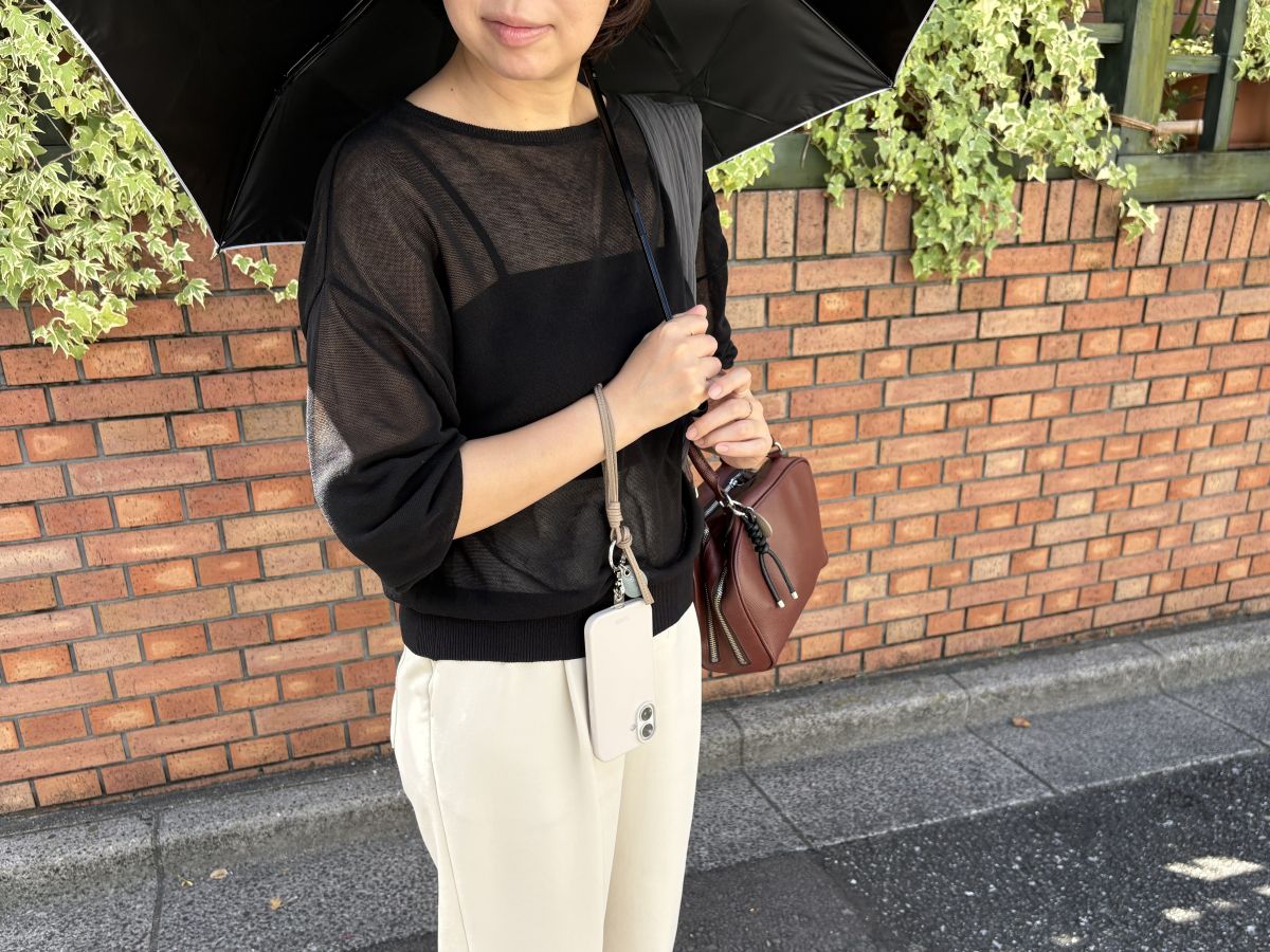 スマホは手首ぶら～んで快適に。シンプルで洗練された「本革スマホストラップ」をスタッフ続々愛用中