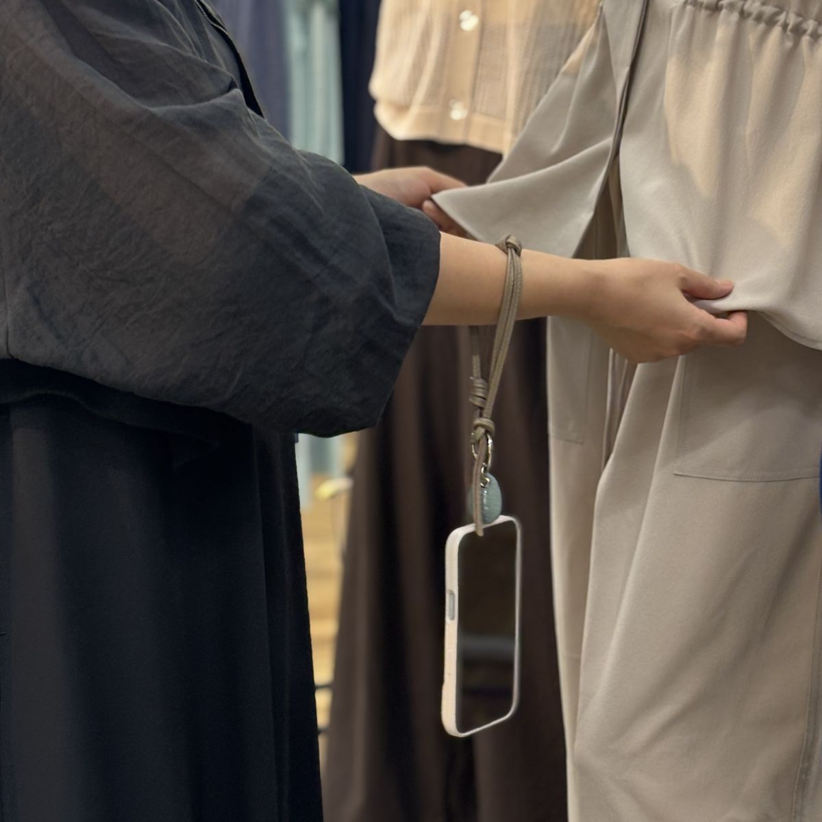 スマホは手首ぶら～んで快適に。シンプルで洗練された「本革スマホストラップ」をスタッフ続々愛用中