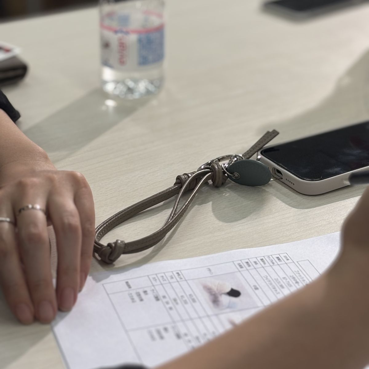 スマホは手首ぶら～んで快適に。シンプルで洗練された「本革スマホストラップ」をスタッフ続々愛用中