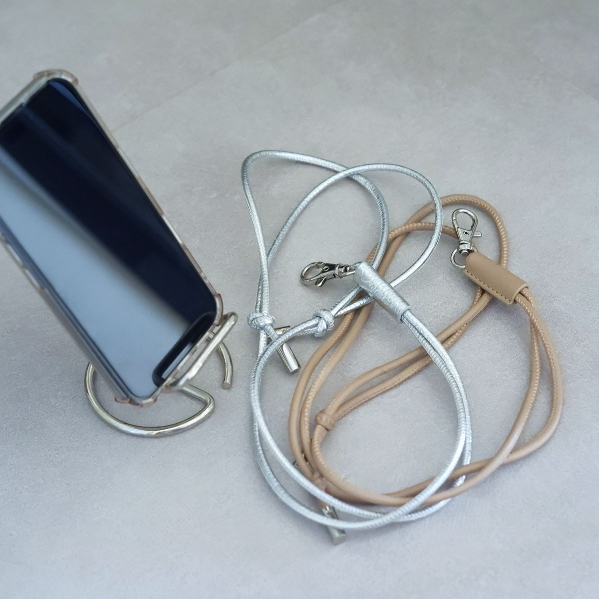 スマホは手首ぶら～んで快適に。シンプルで洗練された「本革スマホストラップ」をスタッフ続々愛用中