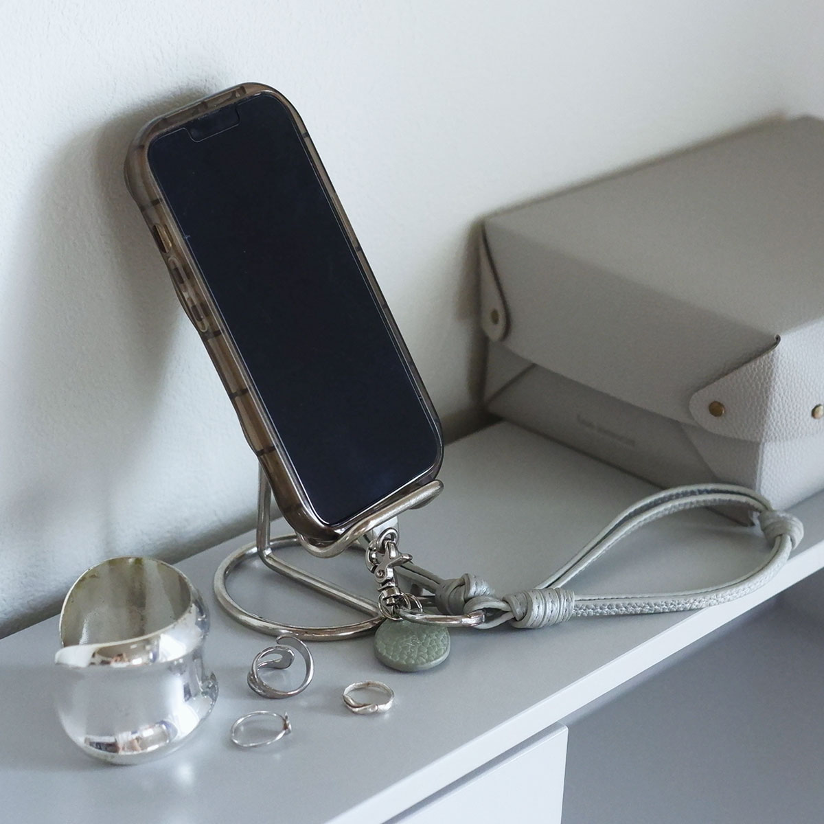 スマホは手首ぶら～んで快適に。シンプルで洗練された「本革スマホストラップ」をスタッフ続々愛用中