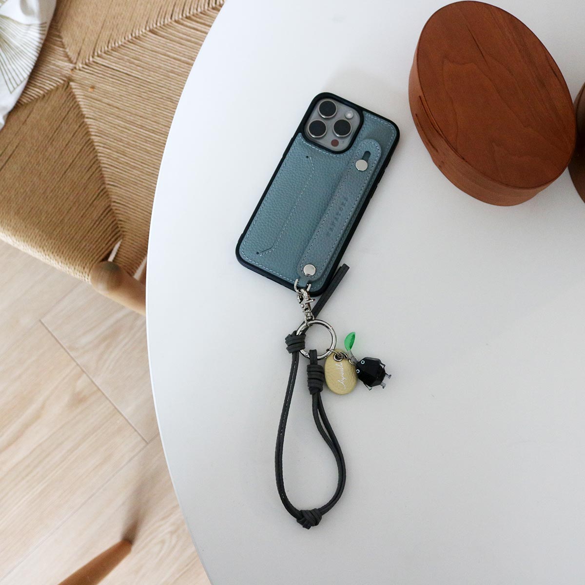 スマホは手首ぶら～んで快適に。シンプルで洗練された「本革スマホストラップ」をスタッフ続々愛用中