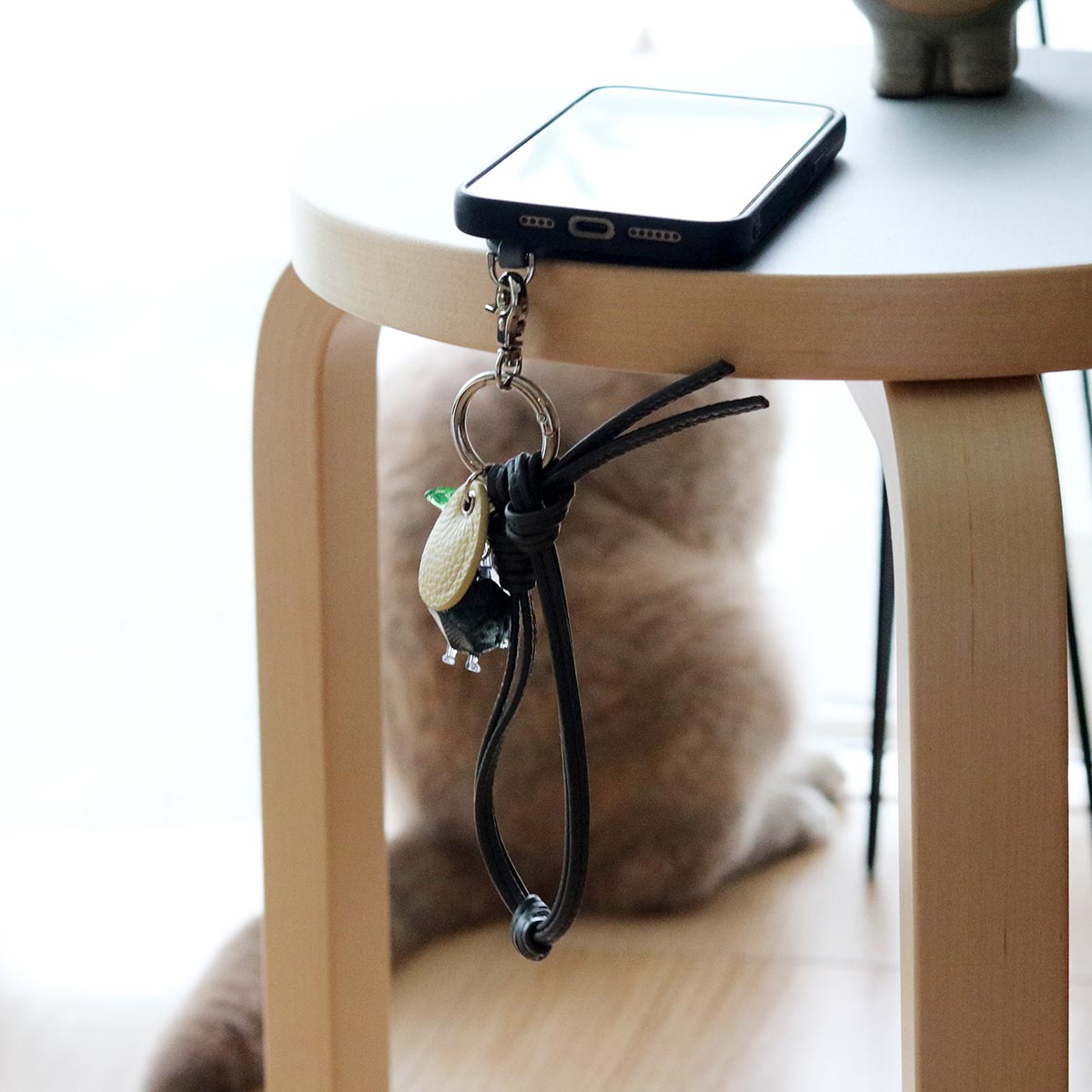 スマホは手首ぶら～んで快適に。シンプルで洗練された「本革スマホストラップ」をスタッフ続々愛用中