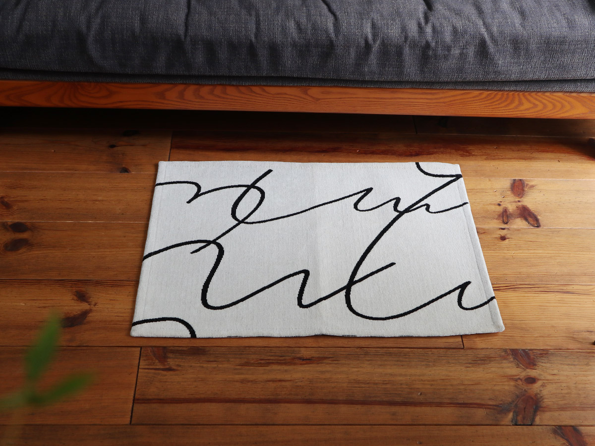 アートな玄関マットで、目指すは『第一印象から洒落見えハウス』インテリア好きスタッフはこの柄を選びました！