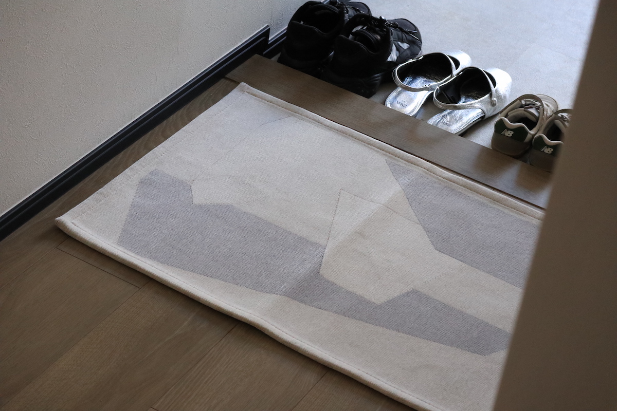 アートな玄関マットで、目指すは『第一印象から洒落見えハウス』インテリア好きスタッフはこの柄を選びました！