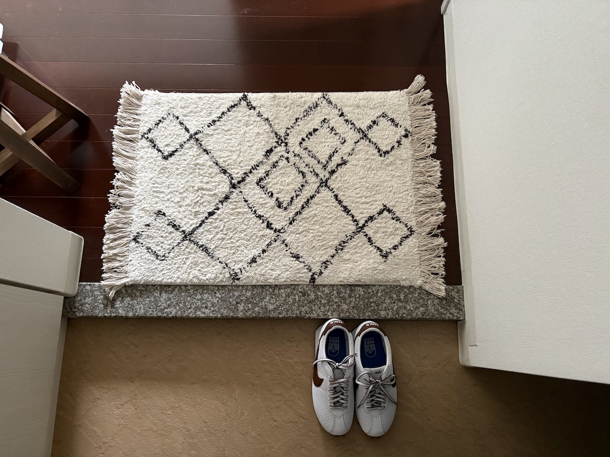 アートな玄関マットで、目指すは『第一印象から洒落見えハウス』インテリア好きスタッフはこの柄を選びました！