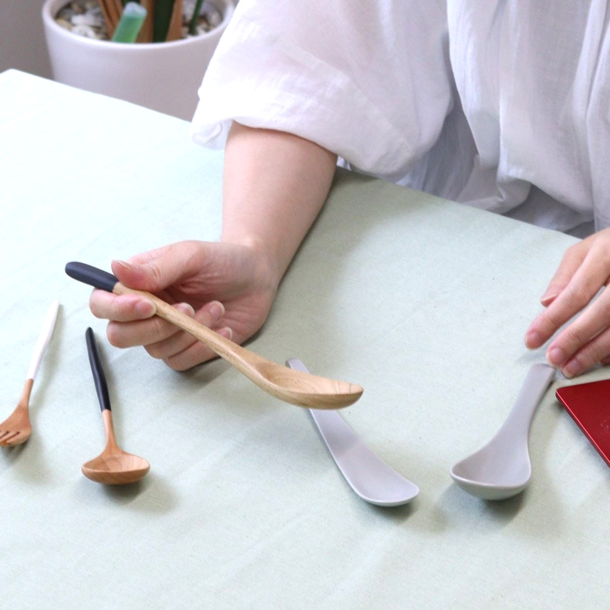 食欲の秋にスプーン大特集！「選びたいのは天然木？陶器？」担当バイヤーに聞いてみた【全4種類】の使い心地