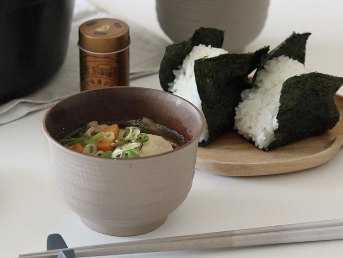 ワンオペ休日のお昼ご飯にも。軽くて割れにくい木目調どんぶり＆汁椀がちょうどいい話【インスタグラマーさんのもの選び】
