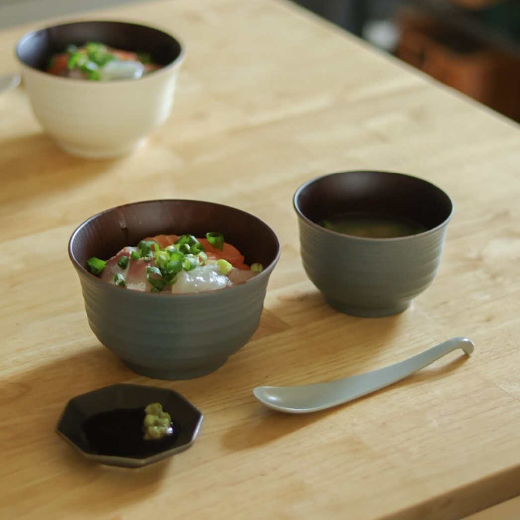 ワンオペ休日のお昼ご飯にも。軽くて割れにくい木目調どんぶり＆汁椀がちょうどいい話【インスタグラマーさんのもの選び】