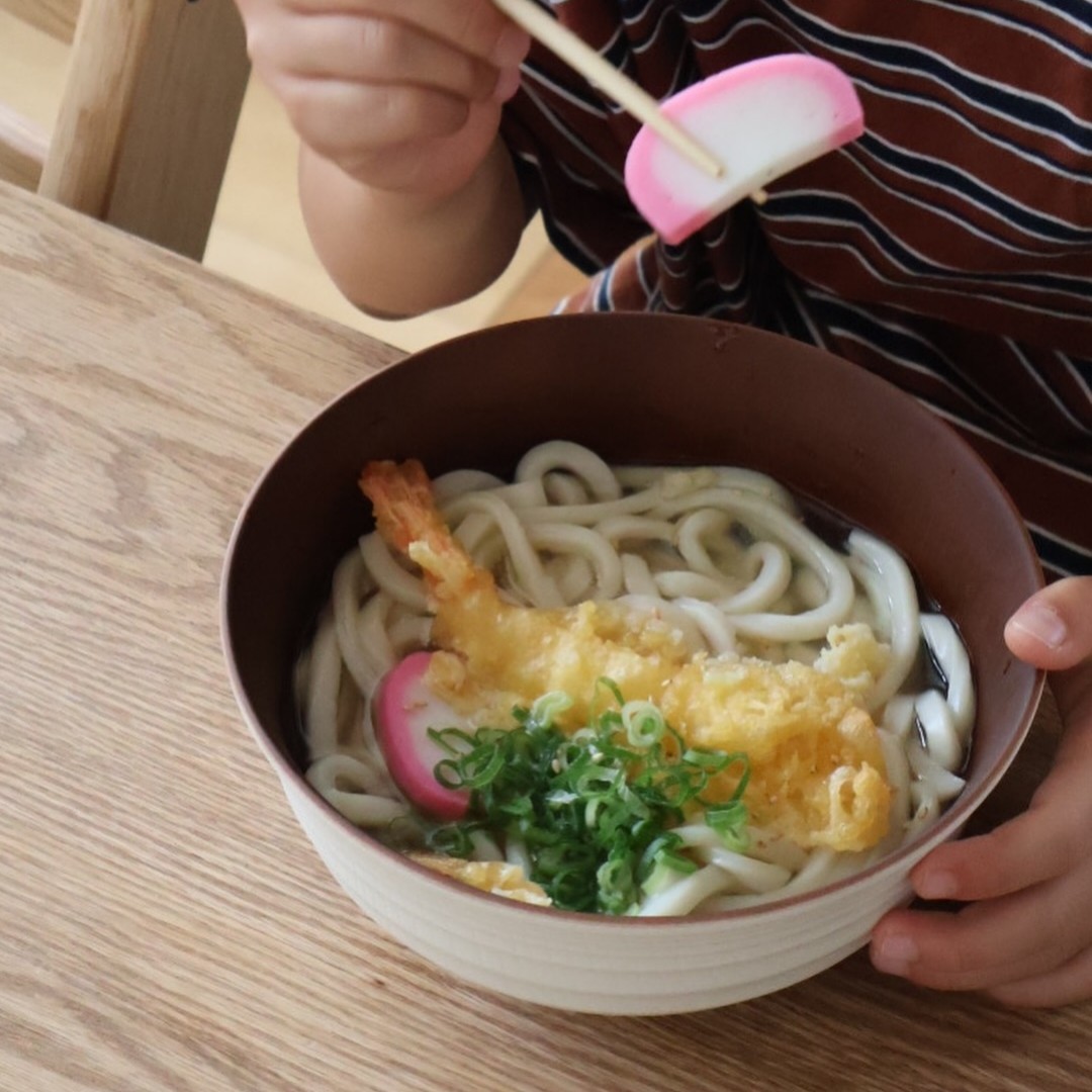 ワンオペ休日のお昼ご飯にも。軽くて割れにくい木目調どんぶり＆汁椀がちょうどいい話【インスタグラマーさんのもの選び】