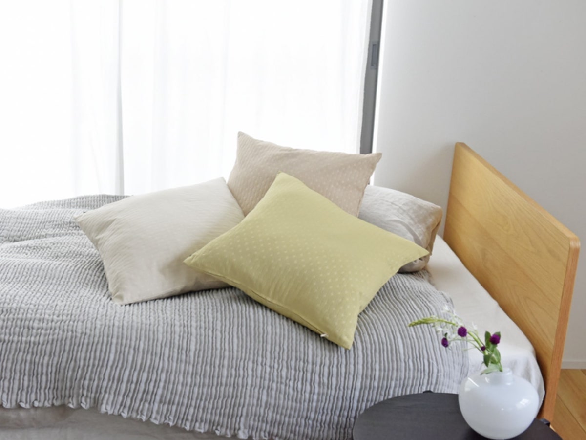 【スタッフ3名のプチ模様替えレポ】アジサイ模様のツヤやかクッションカバーで、お部屋に明るさを取り入れよう。