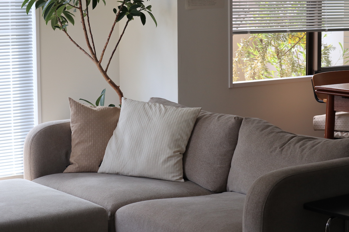 【スタッフ3名のプチ模様替えレポ】アジサイ模様のツヤやかクッションカバーで、お部屋に明るさを取り入れよう。