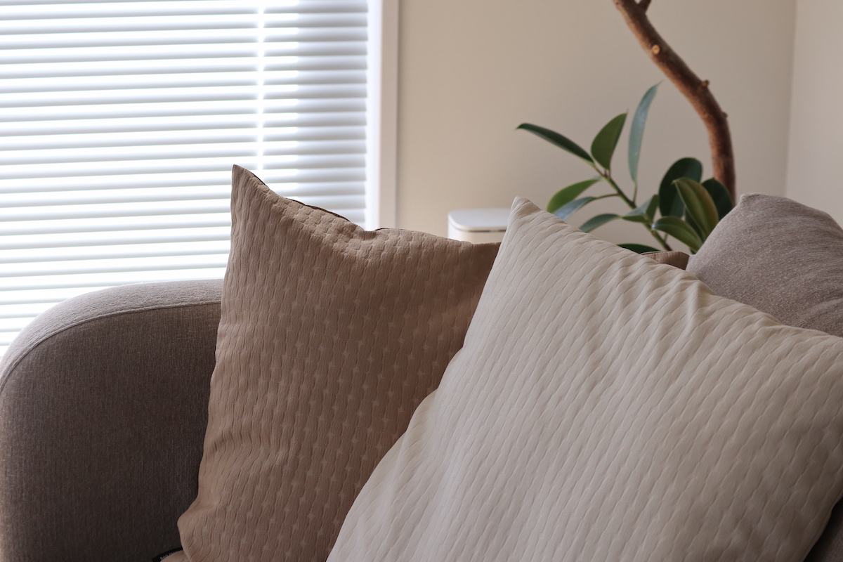 【スタッフ3名のプチ模様替えレポ】アジサイ模様のツヤやかクッションカバーで、お部屋に明るさを取り入れよう。