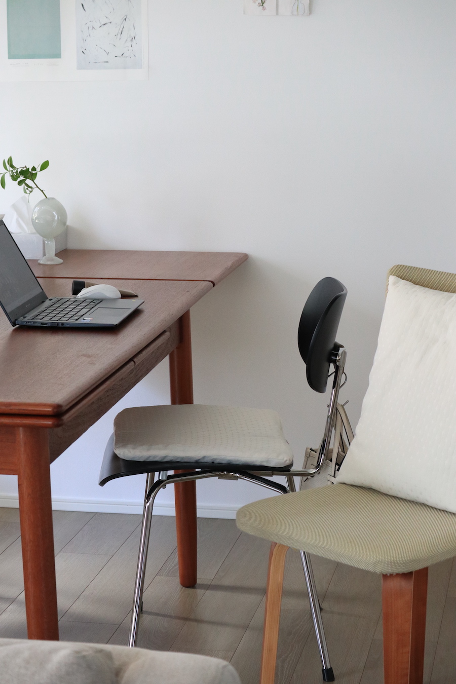 【スタッフ3名のプチ模様替えレポ】アジサイ模様のツヤやかクッションカバーで、お部屋に明るさを取り入れよう。