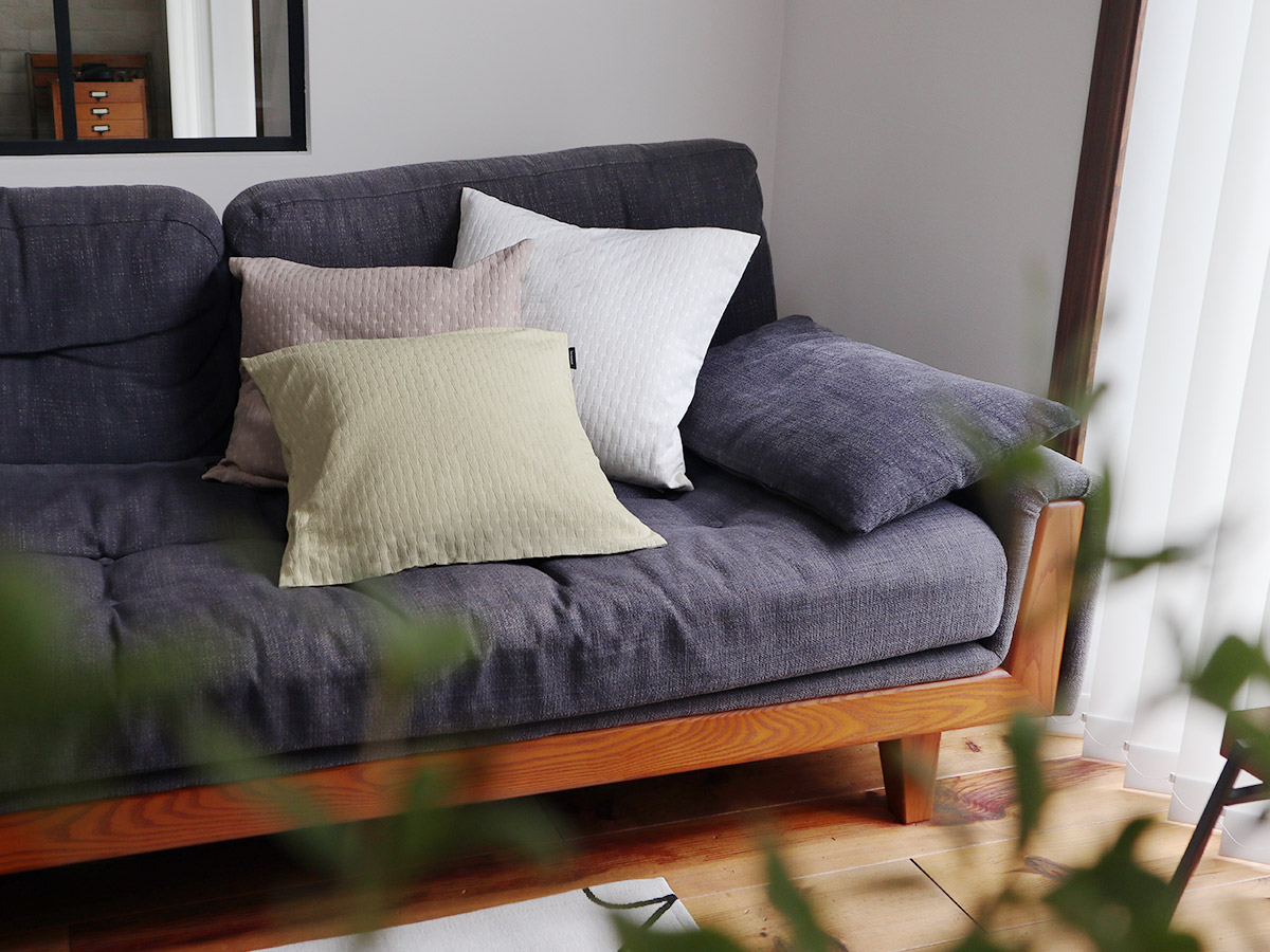 【スタッフ3名のプチ模様替えレポ】アジサイ模様のツヤやかクッションカバーで、お部屋に明るさを取り入れよう。