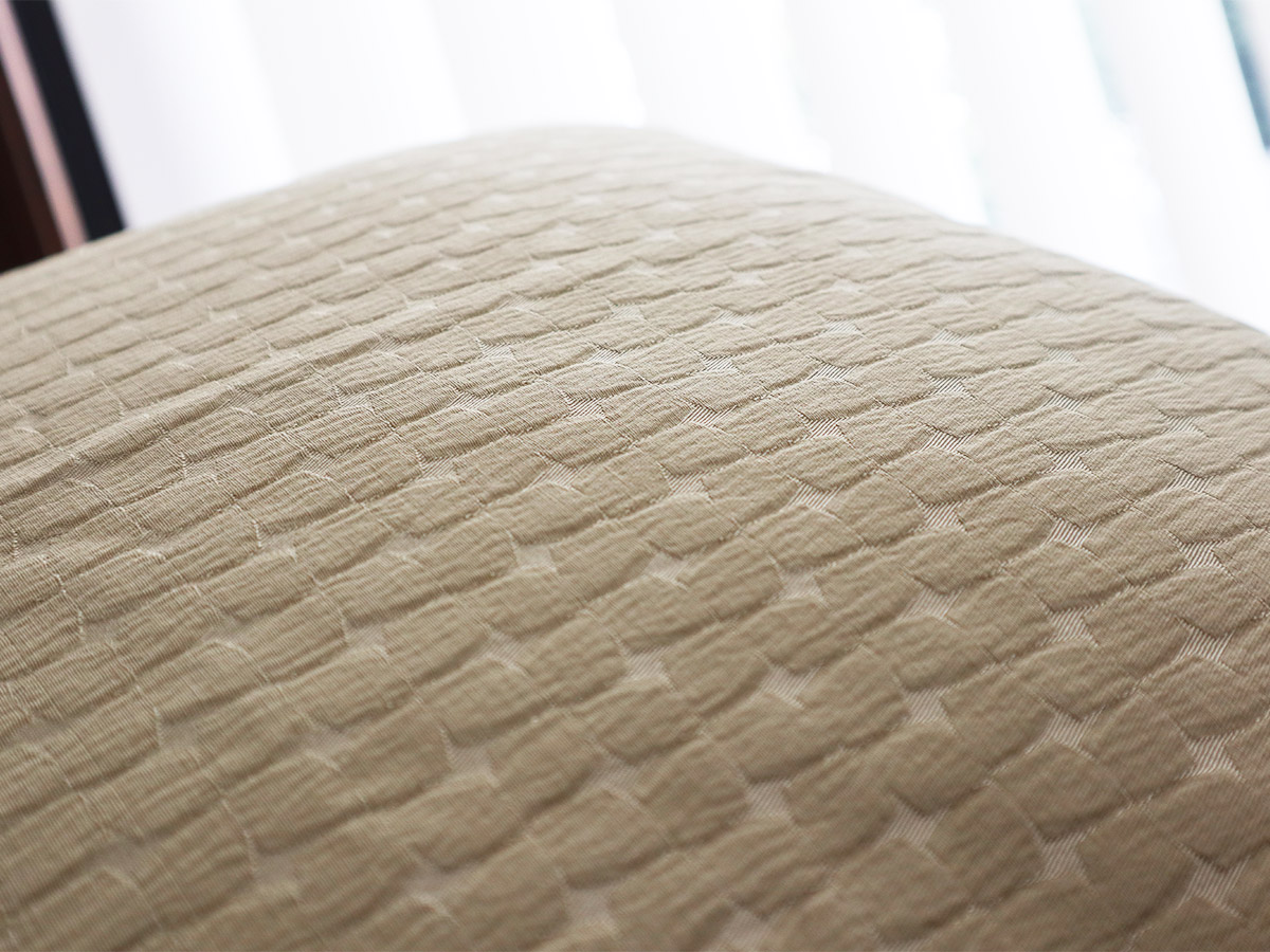 【スタッフ3名のプチ模様替えレポ】アジサイ模様のツヤやかクッションカバーで、お部屋に明るさを取り入れよう。