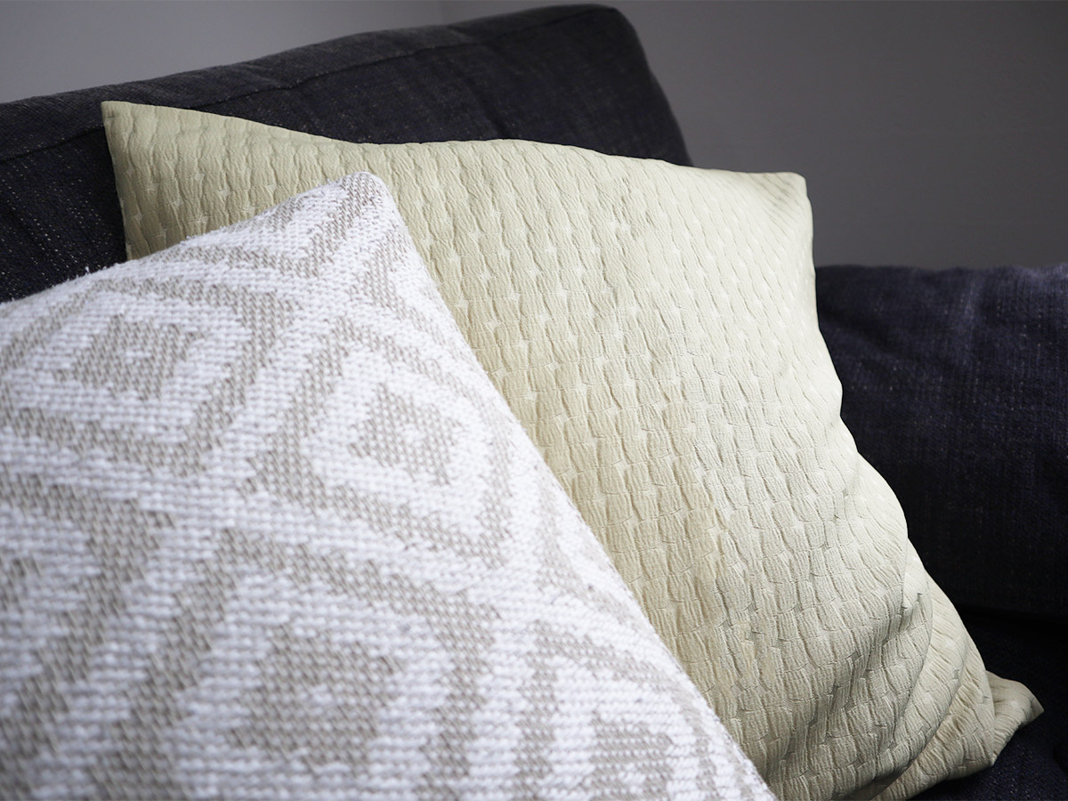 【スタッフ3名のプチ模様替えレポ】アジサイ模様のツヤやかクッションカバーで、お部屋に明るさを取り入れよう。