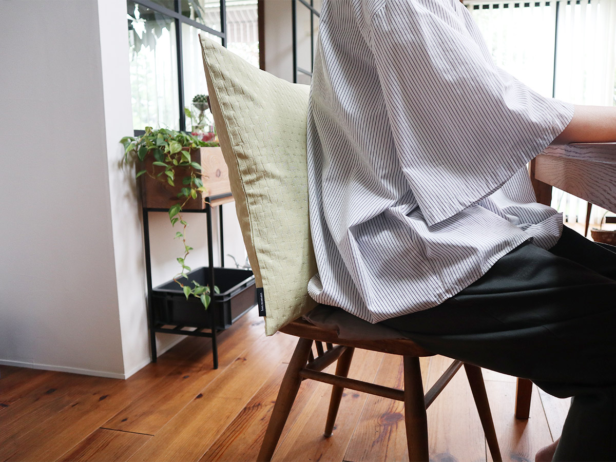 【スタッフ3名のプチ模様替えレポ】アジサイ模様のツヤやかクッションカバーで、お部屋に明るさを取り入れよう。