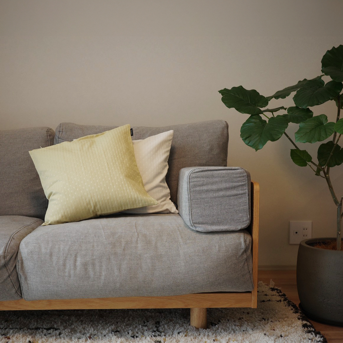 【スタッフ3名のプチ模様替えレポ】アジサイ模様のツヤやかクッションカバーで、お部屋に明るさを取り入れよう。