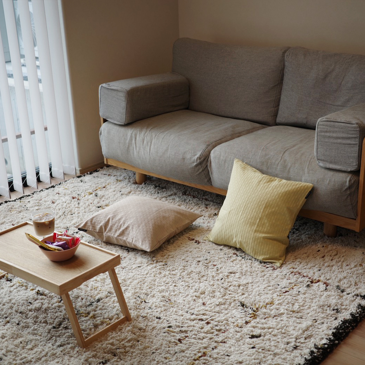 【スタッフ3名のプチ模様替えレポ】アジサイ模様のツヤやかクッションカバーで、お部屋に明るさを取り入れよう。