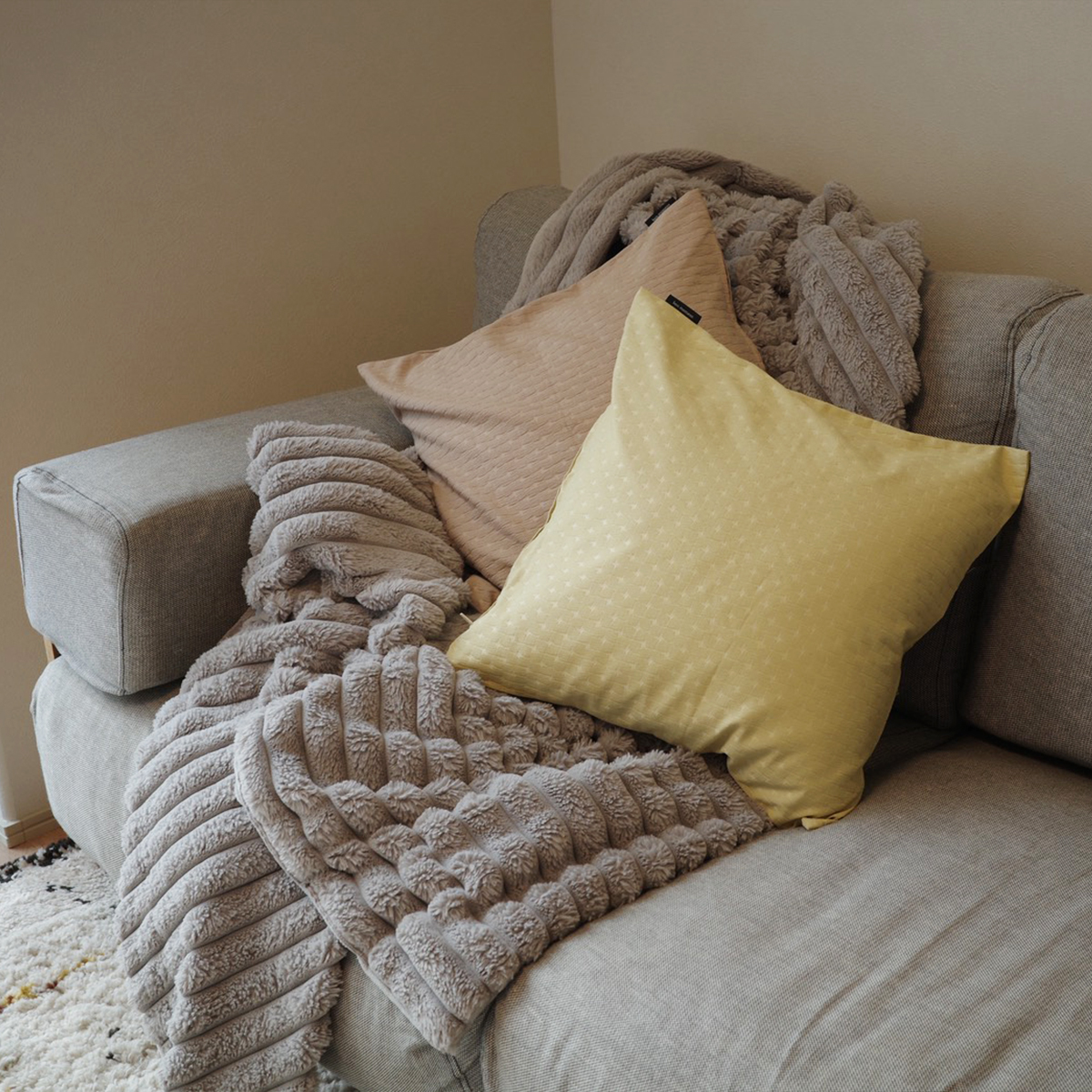 【スタッフ3名のプチ模様替えレポ】アジサイ模様のツヤやかクッションカバーで、お部屋に明るさを取り入れよう。