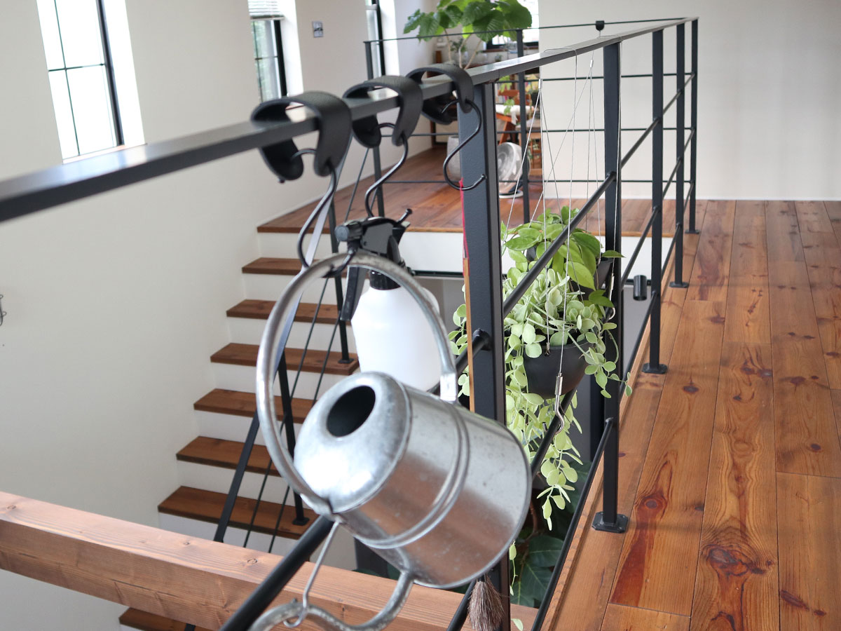 角ばった手すりや引き出しにも優しく掛けられる！「フェイクレザーのS字フック」